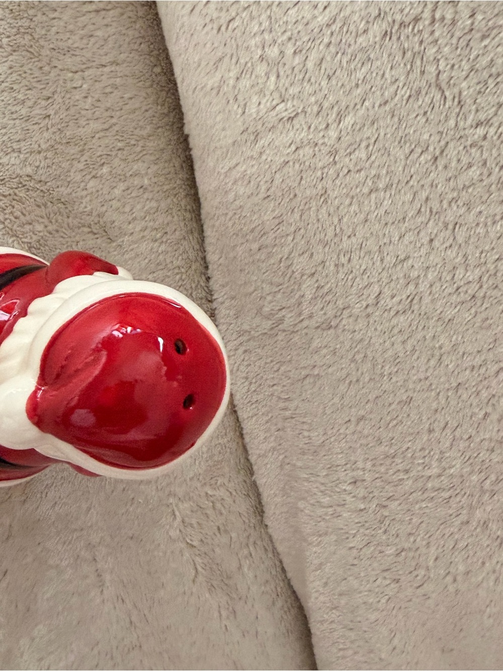 Vintage Santa And Mrs. Claus Salt & Pepper Shakers Kissing Winking - Picture 4 of 12